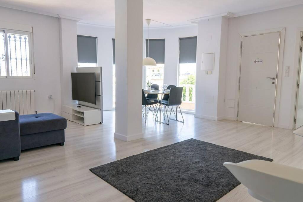 Casa Lilly-Rose: Villa Near Villamartin Plaza & Golf Exterior photo
