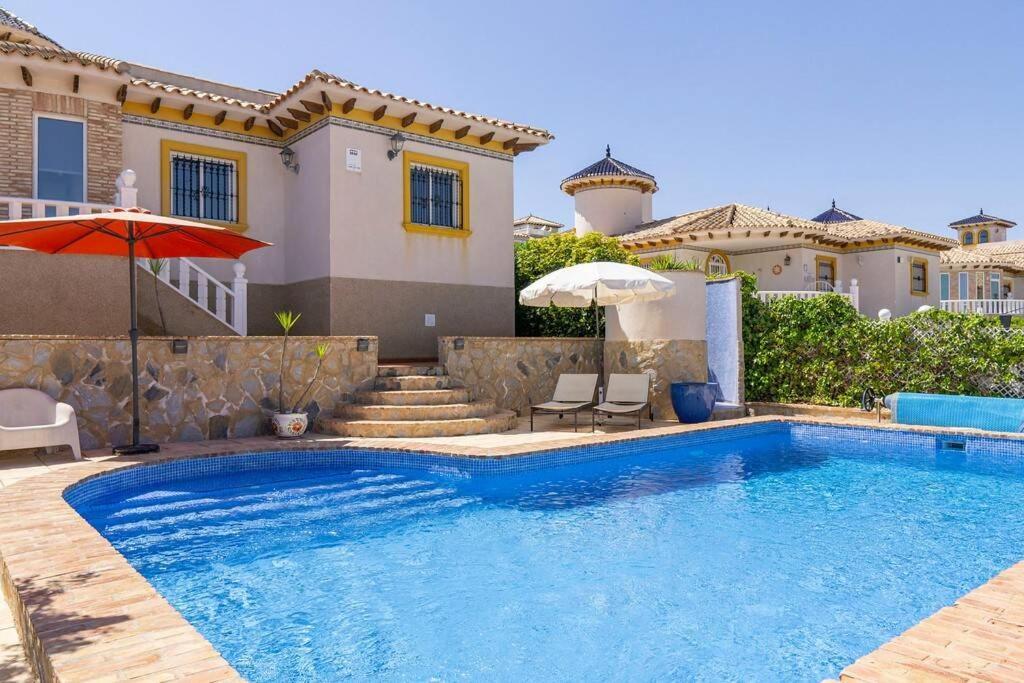 Casa Lilly-Rose: Villa Near Villamartin Plaza & Golf Exterior photo