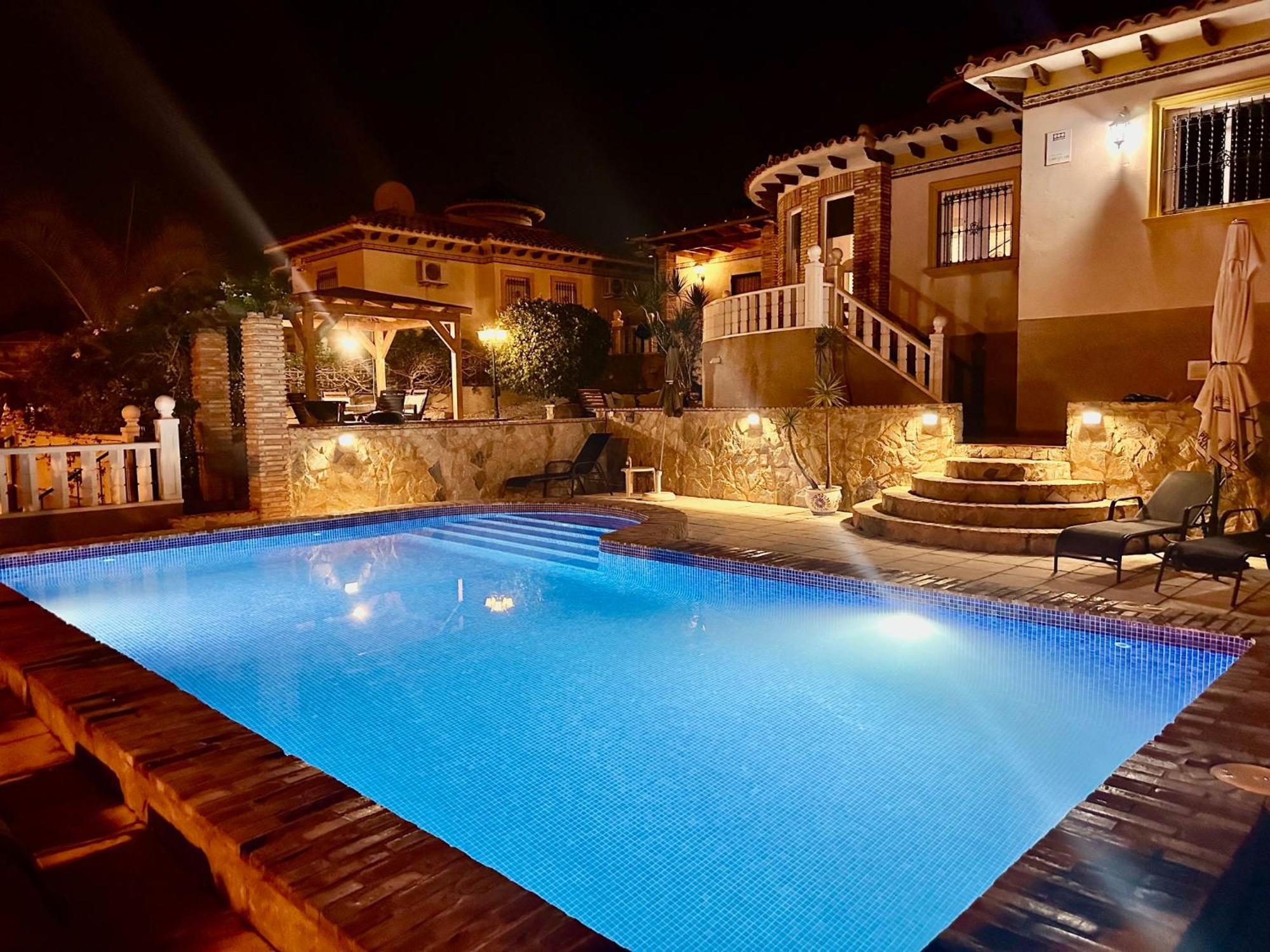 Casa Lilly-Rose: Villa Near Villamartin Plaza & Golf Exterior photo